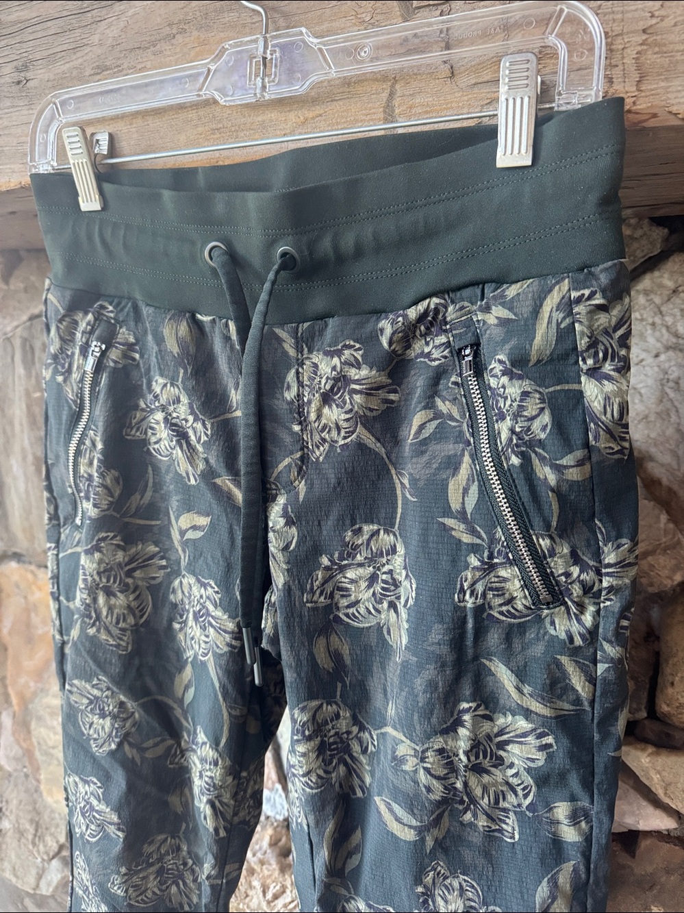 Athleta Trekkie North Printed Jogger Pants Floral Drawstring Women’s 2P Petite